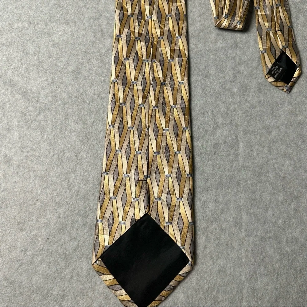 Mens 100% Imported Silk Geometric Pattern Hand Sewn Necktie Gold Tan Gray
